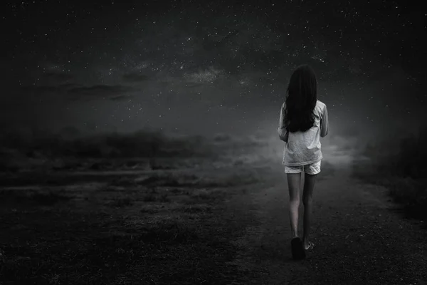 Černobílý Portrét Mladé Dívky Kráčející Štěrkové Cestě Sama Noci — Stock fotografie
