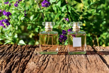 Parfüm şişesi ahşap zeminde güzel duruyor..