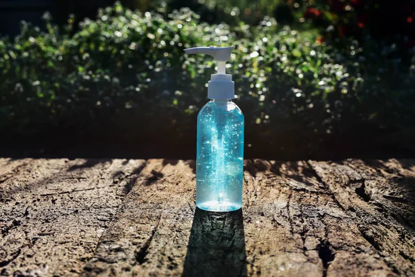 Bir şişe jöle. Sabahları ahşap zeminde güzelce yıkanan eller..