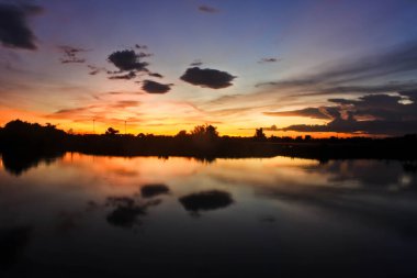 Gökyüzü ve yağmur mevsimi Gün batımı güzelken