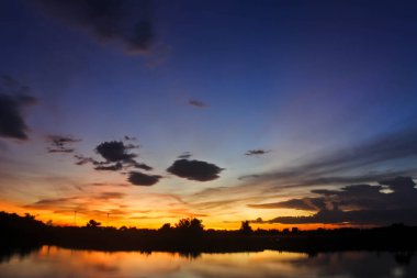 Gün batımında gökyüzü ve yağmur mevsimi doğal olarak güzeldir..