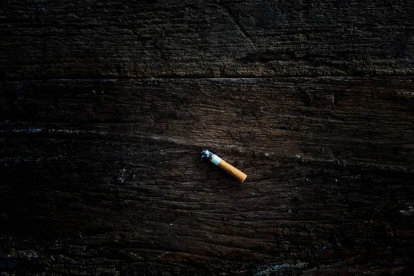 Schön Fallengelassene Zigarettenkippen Auf Dem Holzboden — Stockfoto