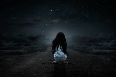 Kayıp bir kız yalnız bir gecede oturur