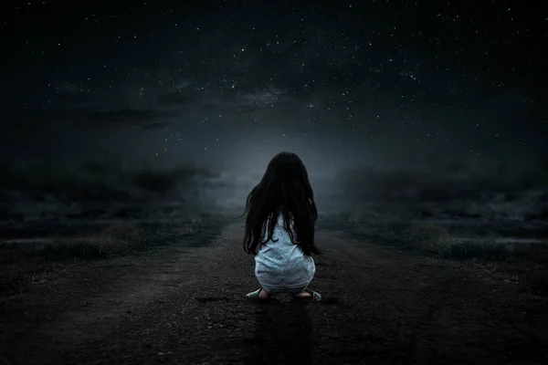 Ένα Χαμένο Κορίτσι Κάθεται Στη Μοναχική Νύχτα — Φωτογραφία Αρχείου