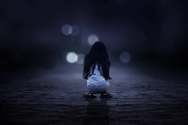 Ein Junges Mädchen Sitzt Ganz Allein Mitten Auf Der Straße — Stockfoto
