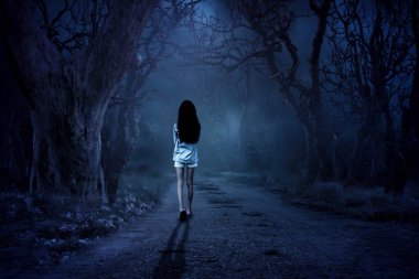 Küçük kız korkunç bir şekilde geceleri ormanda dolaşıyordu..