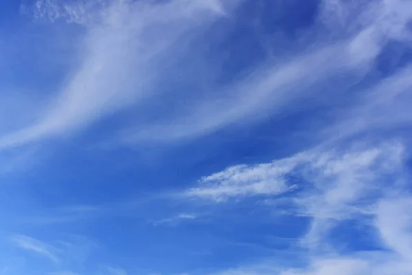 美しい雲に包まれた明るい日 — ストック写真
