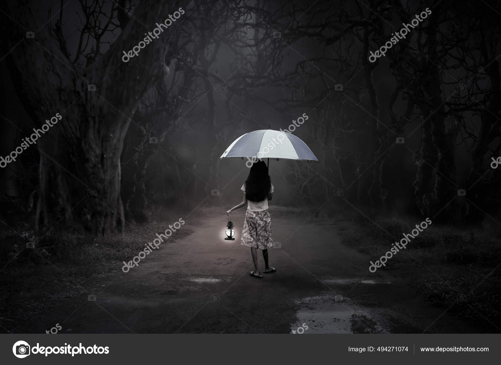 Ein Schwarz Weiß Bild Des Nahenden Regens Ein Kleines Mädchen – Stockfoto ©  T098 #494271074, image size:1600x1167