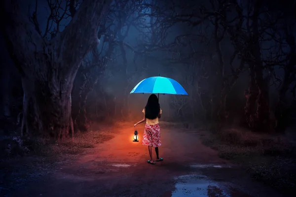 Estaba Punto Llover Una Niña Pequeña Con Una Linterna Caminó —  Fotos de Stock