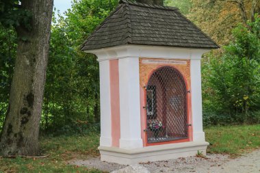 Kestane ağacının ormandaki küçük Şapel