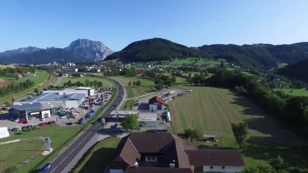 Vlucht over de snelweg met auto's in zonnige dag luchtfoto bovenaanzicht — Stockvideo