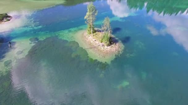 Ledovcové jezero v Alpách v Rakousku, hory v létě — Stock video