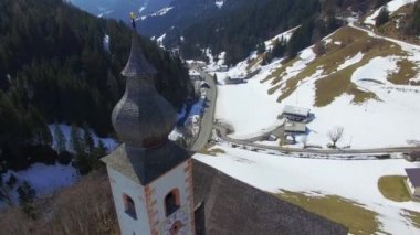 Dağ kilise, ski resort Dienten Hochkoenig, Salzburg, kış, Avusturya Alplerinde