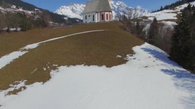 Berg Kirche Schigebiet Dienten im Hochkoenig, Salzburg, im kış, Avusturya Alpen