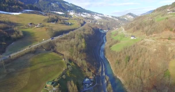 Flygande över Alperna i Österrike, Salzburg Flygfoto. — Stockvideo