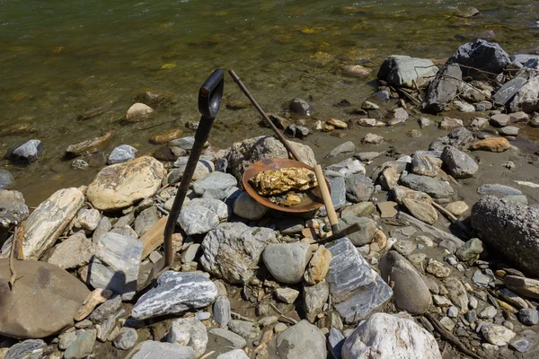 Minería de pepitas de oro del río — Foto de Stock