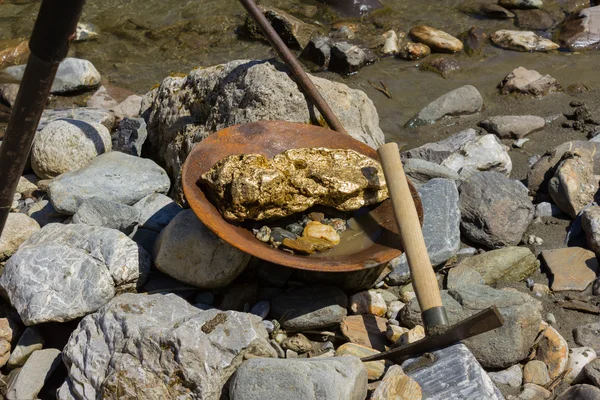 A folyó aranybányászat aranyrög — Stock Fotó