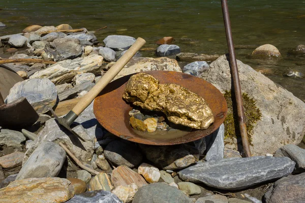 Εξόρυξη χρυσού ψήγμα από τον ποταμό — Φωτογραφία Αρχείου