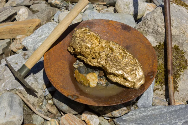 Minería de pepitas de oro del río — Foto de Stock