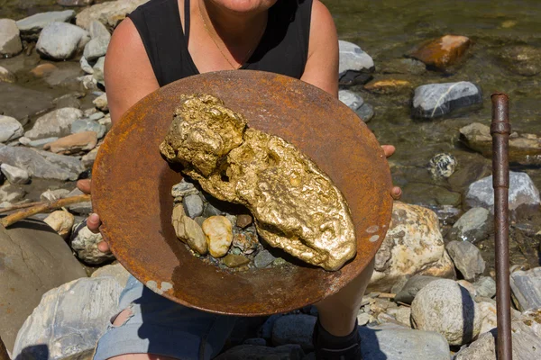 A folyó aranybányászat aranyrög — Stock Fotó