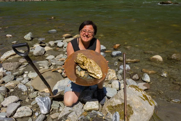 Nehirden altın Nugget incelemesi — Stok fotoğraf
