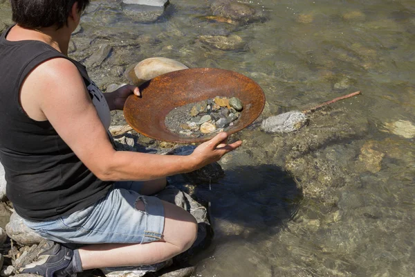 Minería de pepitas de oro del río — Foto de Stock