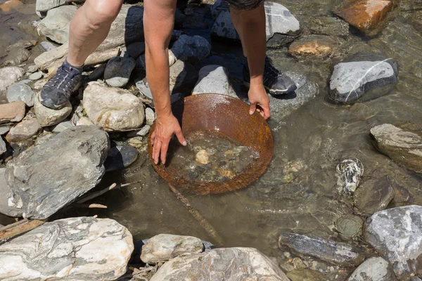 Gold Nugget gruvdrift från floden — Stockfoto