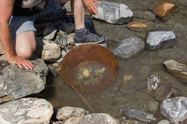 Minería de pepitas de oro del río — Foto de Stock