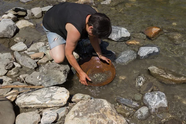 Minería de pepitas de oro del río — Foto de Stock