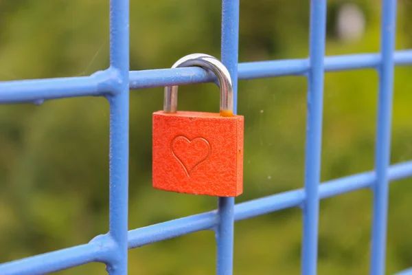 Kärlek lock över floden på en bro — Stockfoto