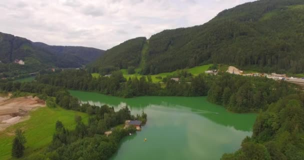 Vanuit de lucht bekijken meer Klaus, Opper-Oostenrijk, Oostenrijk — Stockvideo