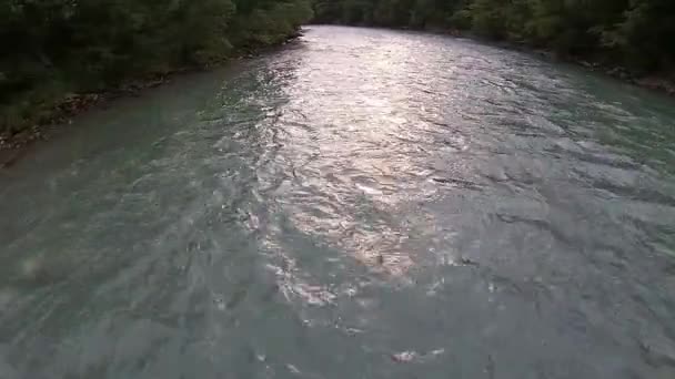 Fiume nelle Alpi, Salisburgo — Video Stock