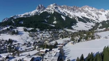 Günbatımı ve kar ile Avusturya Alpleri'nde