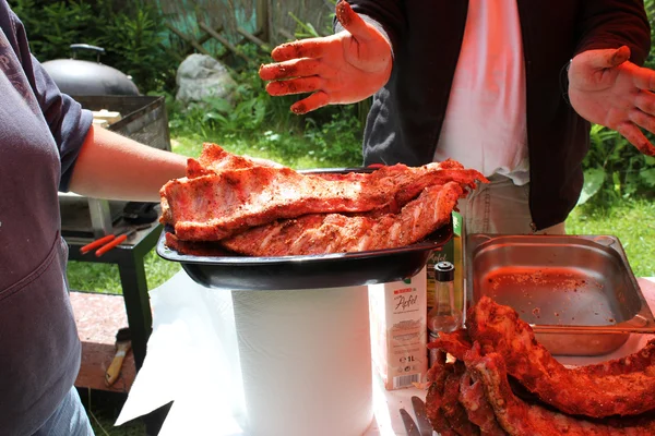 Barbecue, spare ribs, flames grilling  on the bbq — Stock Photo, Image