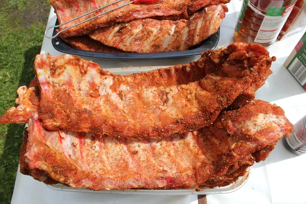 Barbacoa, costillas de repuesto, llamas a la parrilla en la barbacoa —  Fotos de Stock