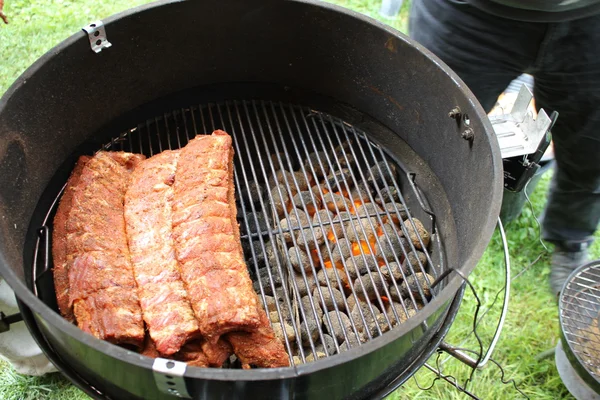 Barbecue, spare ribs, flames grilling  on the bbq — Stock Photo, Image