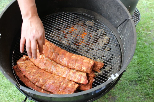 Grill, żeberka, płomienie grillowania na bbq — Zdjęcie stockowe