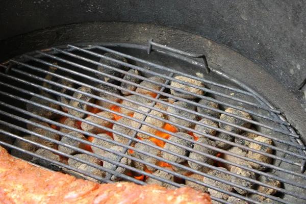 Grill, żeberka, płomienie grillowania na bbq — Zdjęcie stockowe