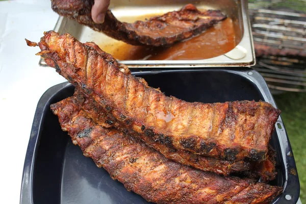 Barbacoa, costillas de repuesto, llamas a la parrilla en la barbacoa —  Fotos de Stock