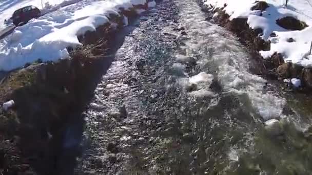 Montagne ruisseau nature scène, rivière dans les Alpes — Video