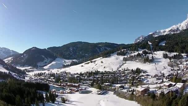 Ski-oord, zon wintersneeuw en bergen in de Oostenrijkse Alpen. Luchtfoto. — Stockvideo