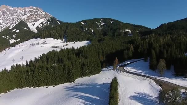 Station de ski, neige d'hiver et montagnes dans les Alpes autrichiennes. vue aérienne . — Video