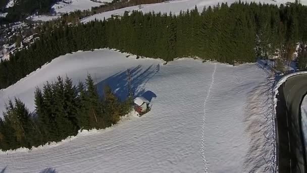 Comprensorio sciistico, sole invernale neve e montagne sulle Alpi austriache. vista aerea . — Video Stock