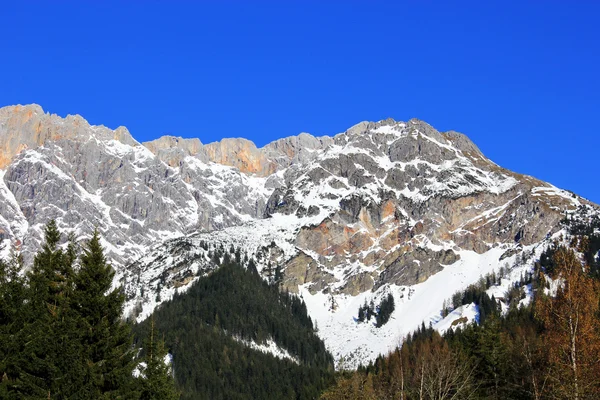 Winter Oostenrijk berg in de Alpen — Stockfoto