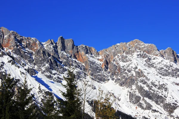 Winter Oostenrijk berg in de Alpen — Stockfoto