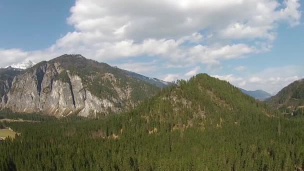 Vliegen over de Alpen, bos in de bergen in Oostenrijk, Hinterstoder — Stockvideo