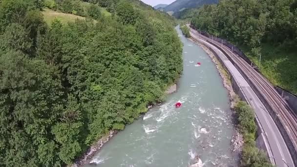 Dağlar, Alpler Avusturya Nehri rafting — Stok video