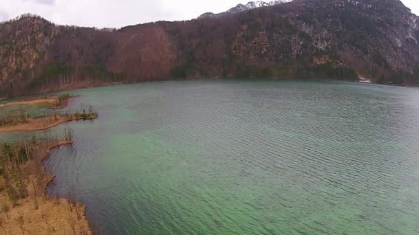 Meer in de Alpen, luchtfoto Oostenrijk, Almsee, almtal — Stockvideo