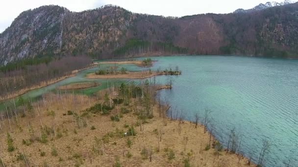 Lago en los Alpes, vista aérea austria, Almsee, almtal — Vídeos de Stock