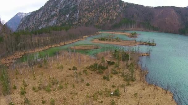 Meer in de Alpen, luchtfoto Oostenrijk, Almsee, almtal — Stockvideo